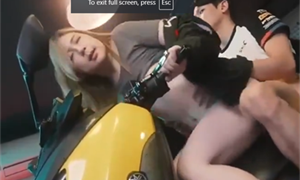 video pasangan abg lagi pengen main diatas motor